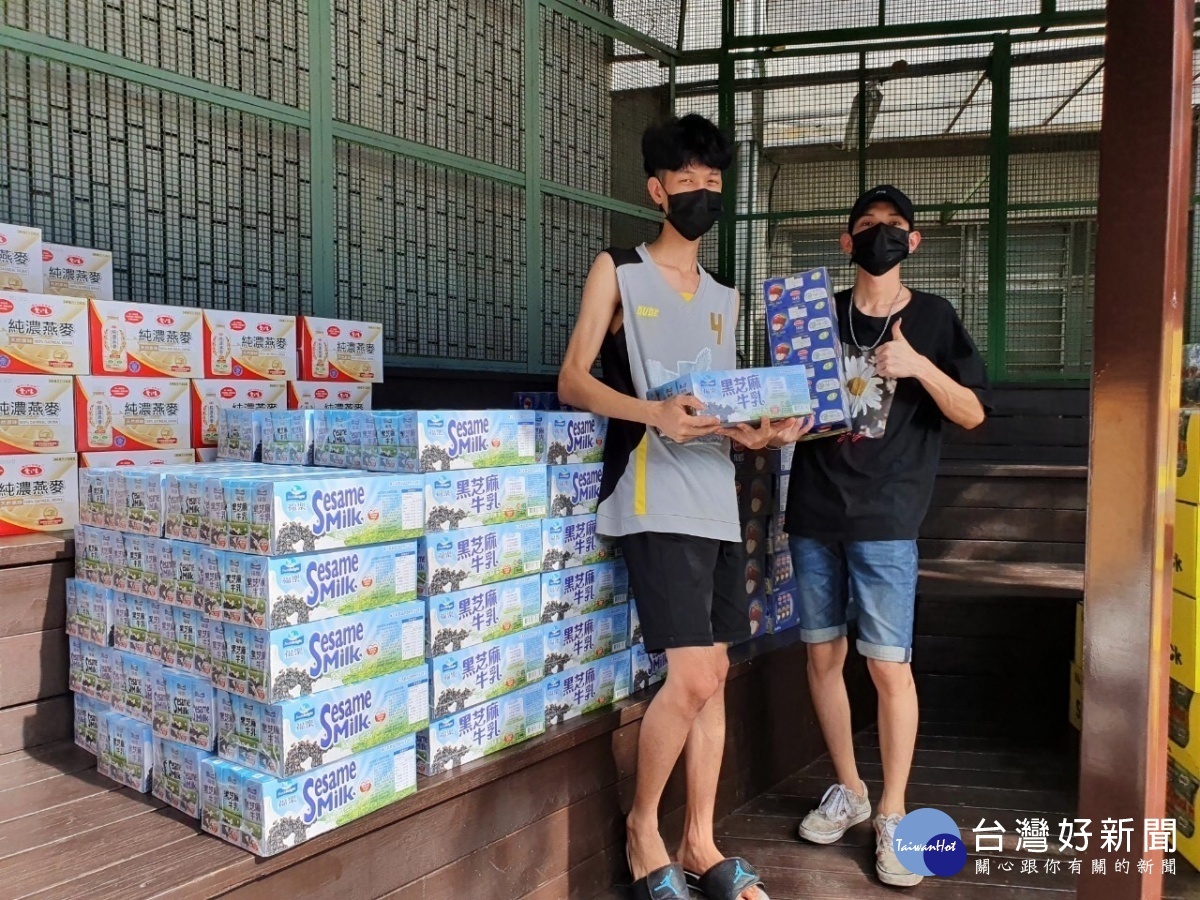企業捐贈物資,協助僑生度過疫情難關