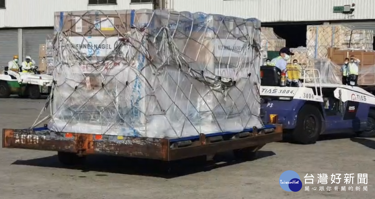第二批莫德納疫苗24萬劑冷鏈櫃運抵桃園國際機場