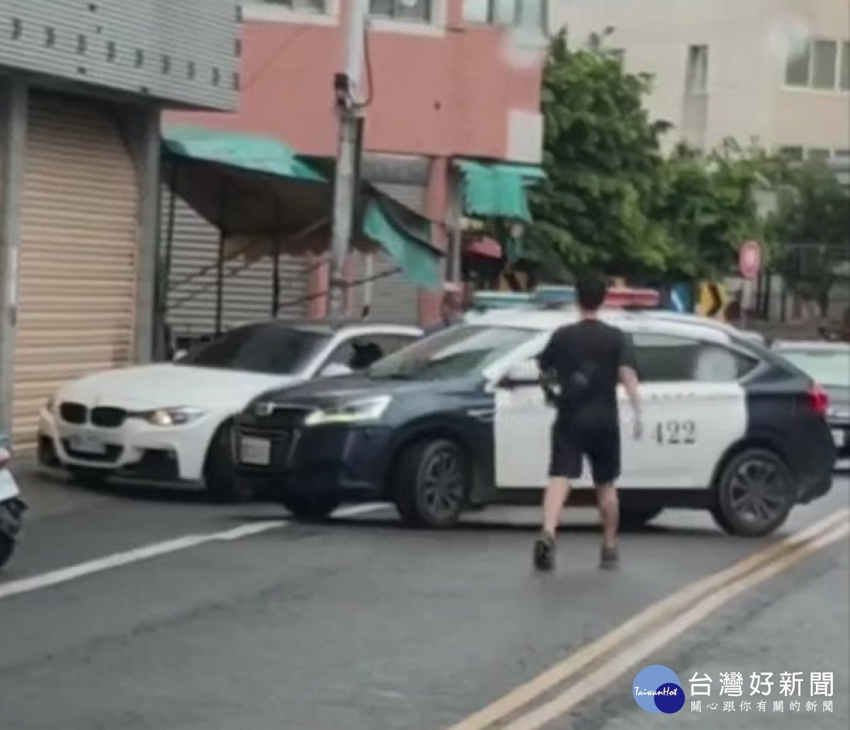 警方佈線欲逮捕涉嫌毒品案的男子，卻遭拒絕配合並駕車衝撞警車後逃逸，西螺分局立即與刑大聯手查緝，將他移送偵辦。