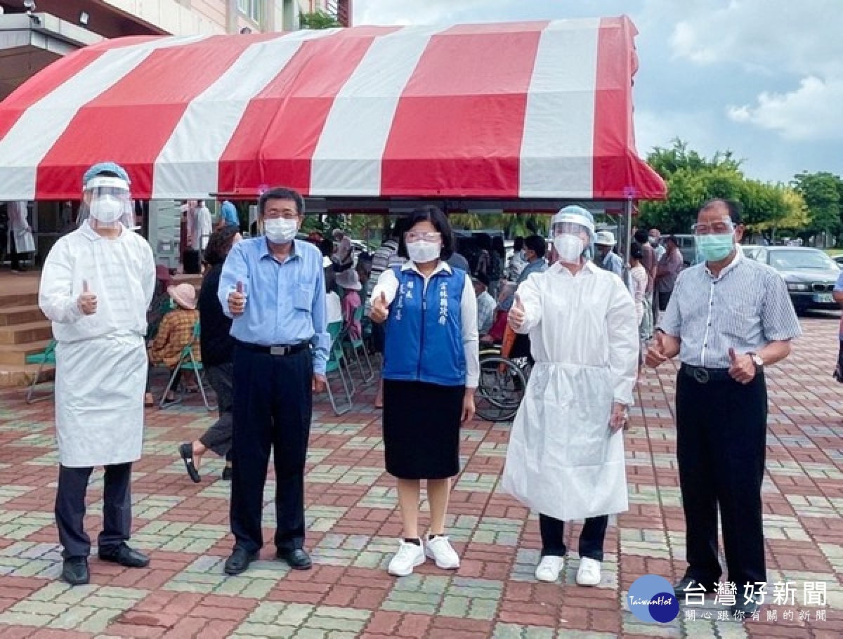 北港警分局派遣警力到4處注射站,執行秩序維護、交通疏導等任務,確保長者們在不受干擾的環境中能安心完成疫苗接種。