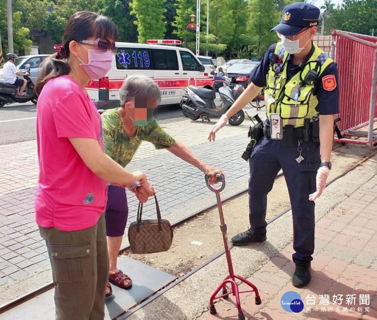 北港警分局派遣警力到4處注射站,執行秩序維護、交通疏導等任務,確保長者們在不受干擾的環境中能安心完成疫苗接種。