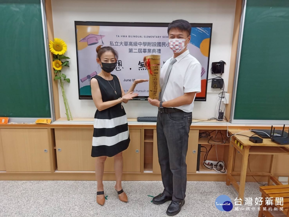 畢業生寫下對師長及其他同學的祝福,把信件放進自製竹筒中