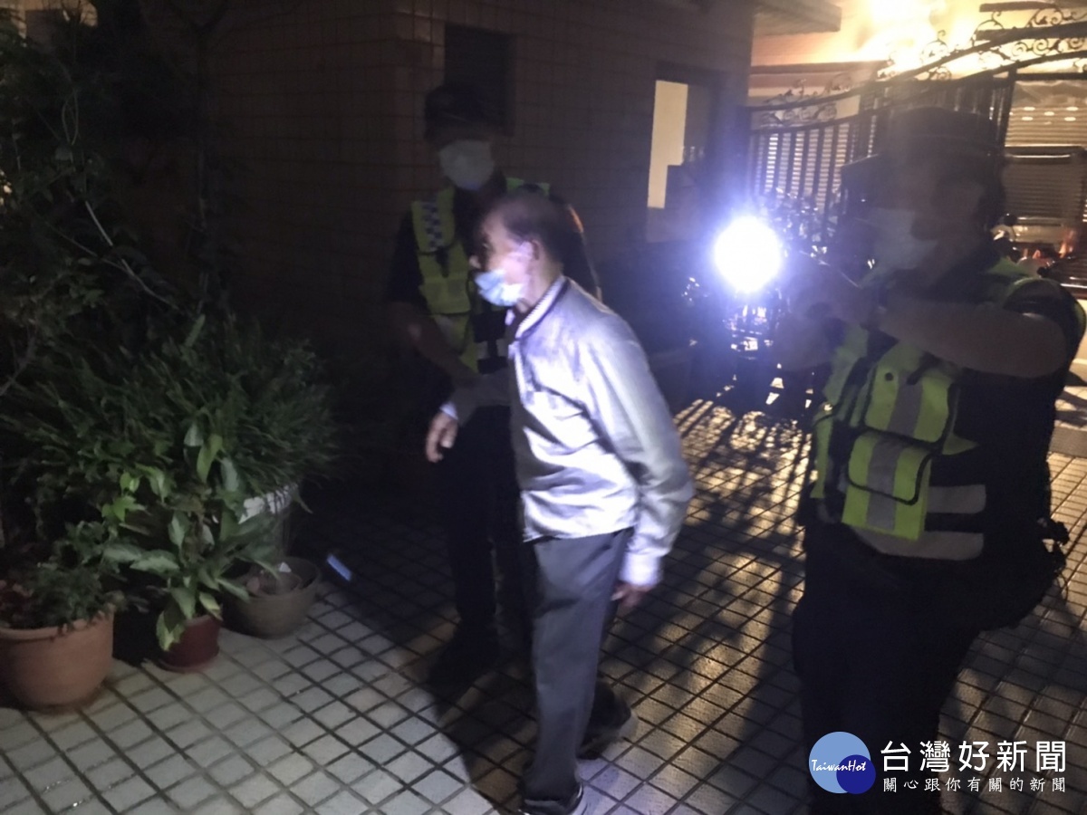 老翁外出透氣迷途,警公園發現協助返家