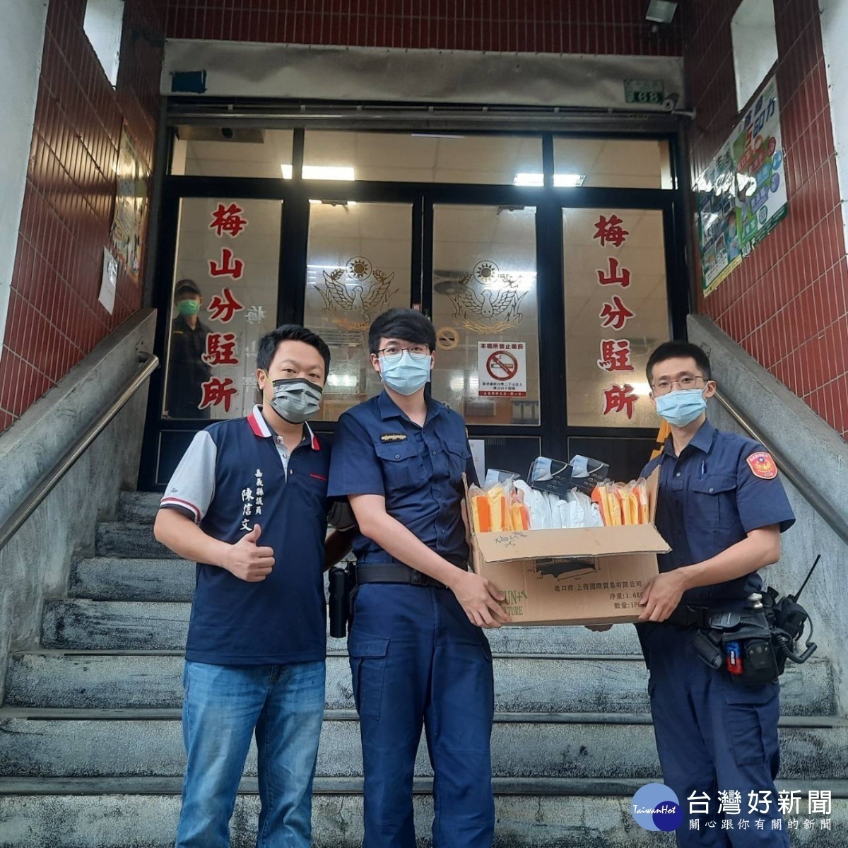 旅北企業家許先生捐贈防護衣及口罩，守護警消人員防疫勤務安全／陳致愷翻攝