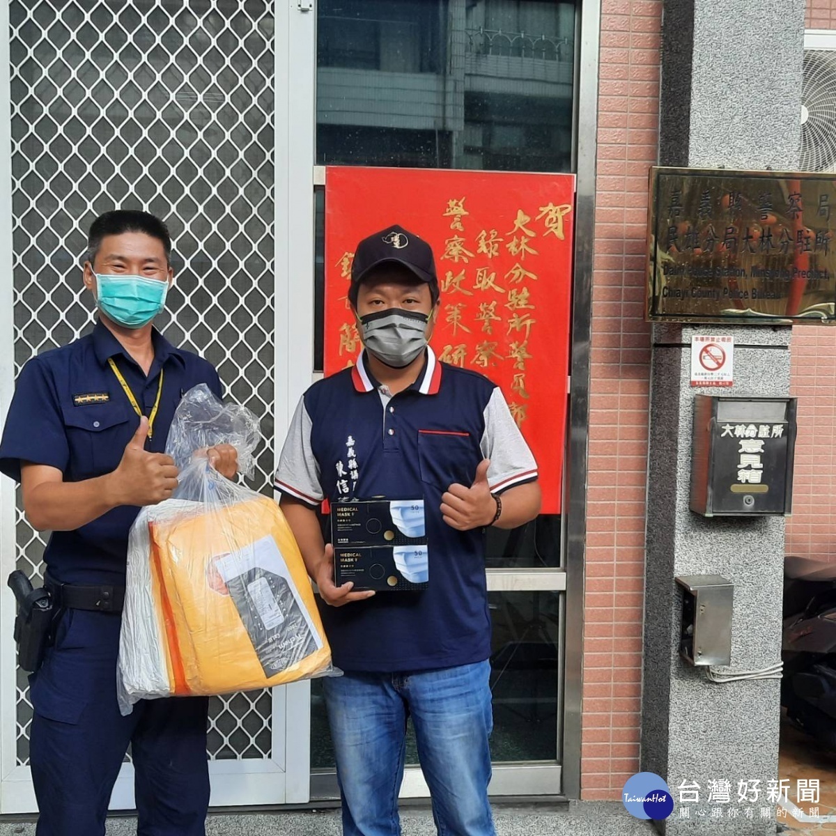 旅北企業家許先生捐贈防護衣及口罩，守護警消人員防疫勤務安全／陳致愷翻攝