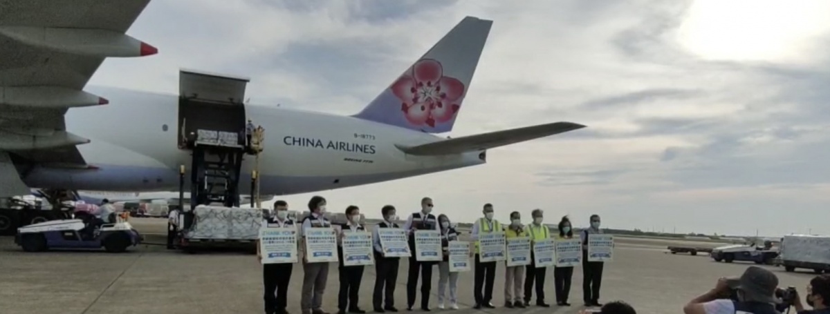美國捐贈台灣的250萬劑莫德納疫苗抵桃園機場