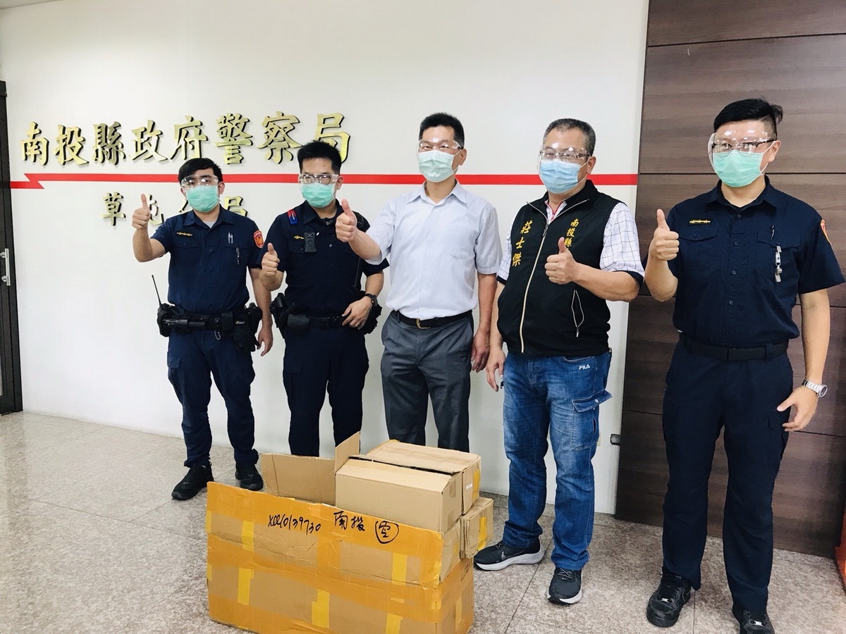 縣議員莊士傑也贈防護面罩予員警。(草屯分局提供)