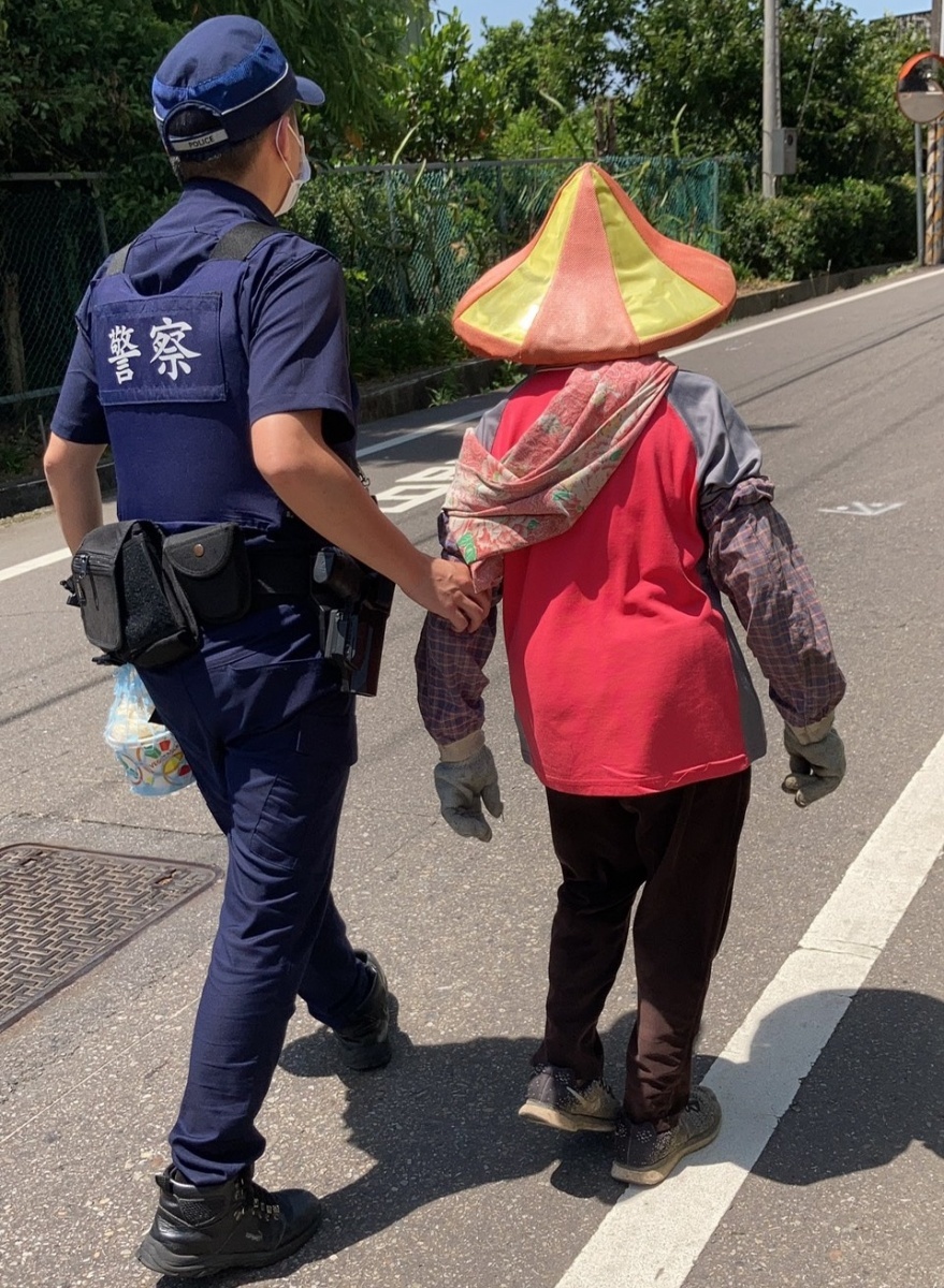 86歲老婦撿拾資源回收迷途,警發現平安護送返家