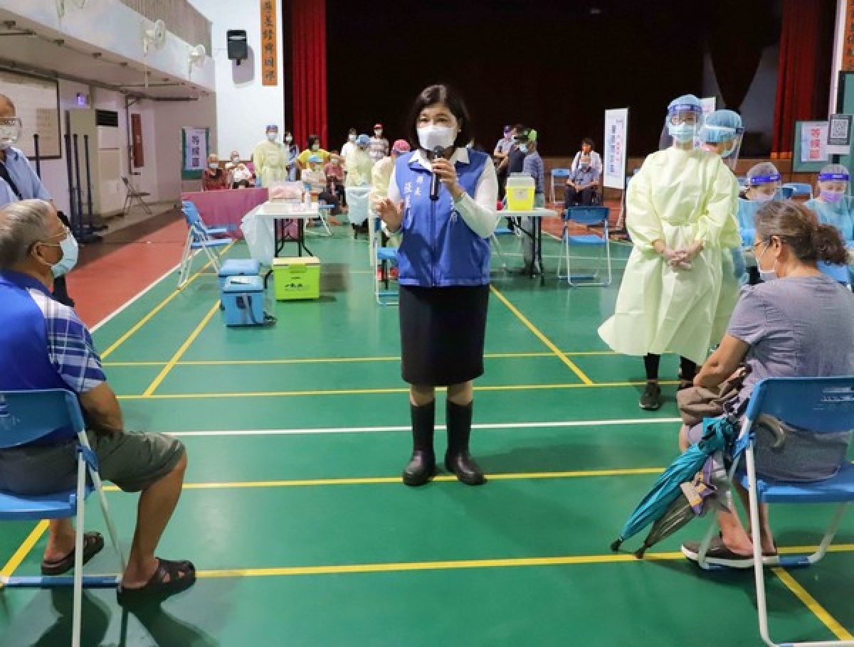 縣長張麗善巡視80歲以上長者疫苗快打站,叮嚀長輩回家多喝水,若有不適立刻撥打專線電話,縣府會提供相關協助。