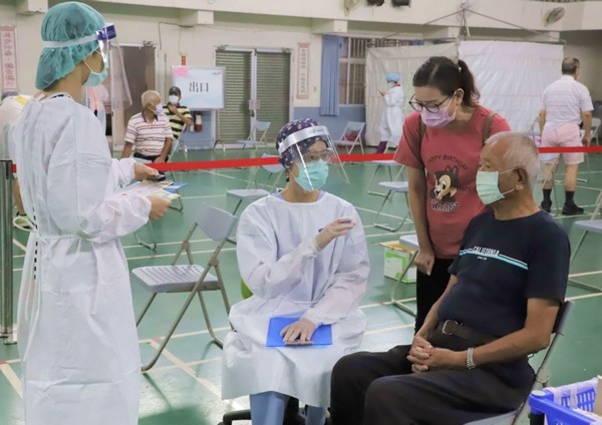 縣長張麗善巡視80歲以上長者疫苗快打站,叮嚀長輩回家多喝水,若有不適立刻撥打專線電話,縣府會提供相關協助。