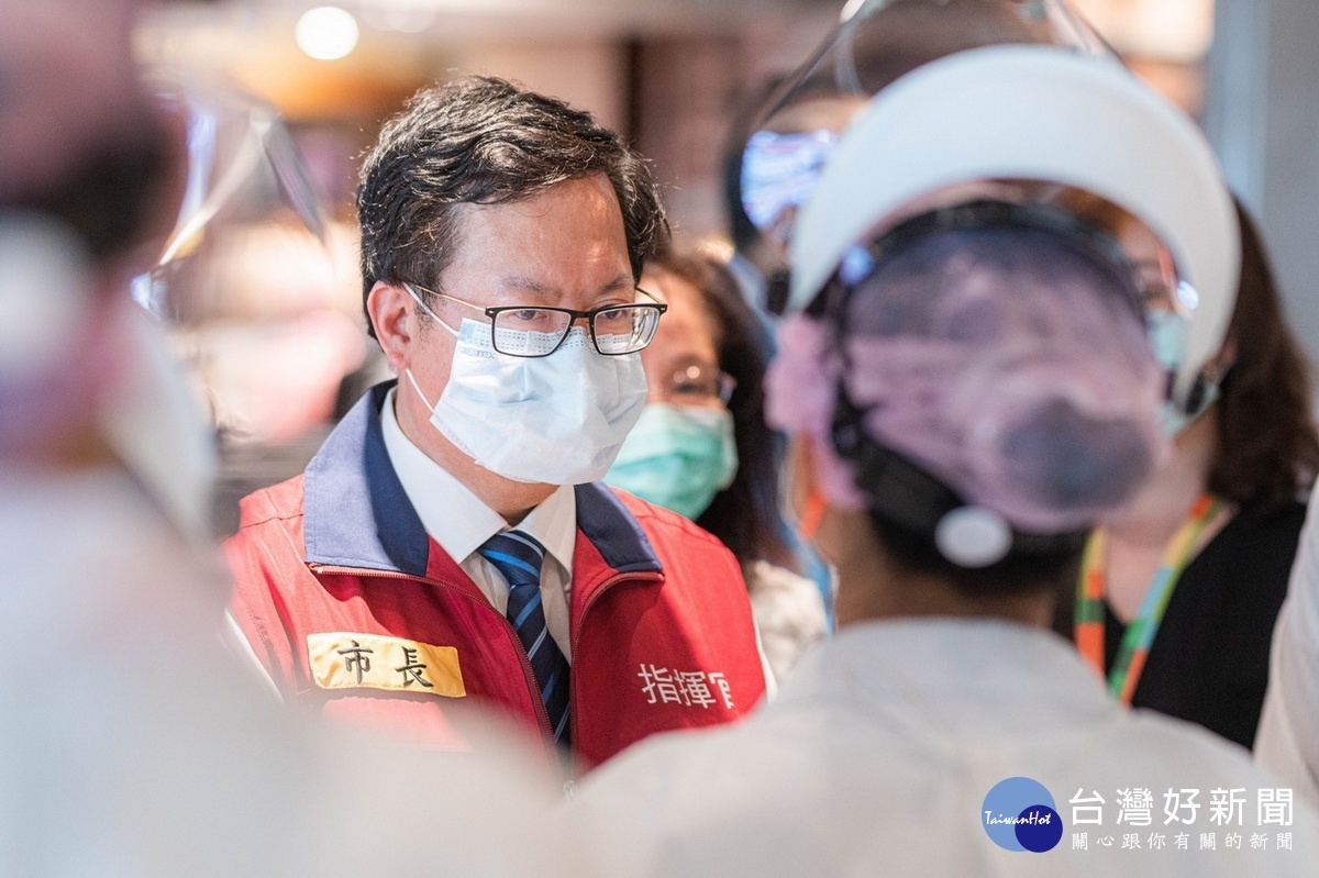 桃園市長鄭文燦前往桃園國際機場第二航廈,訪視機場工作人員施打Covid-19疫苗情形。