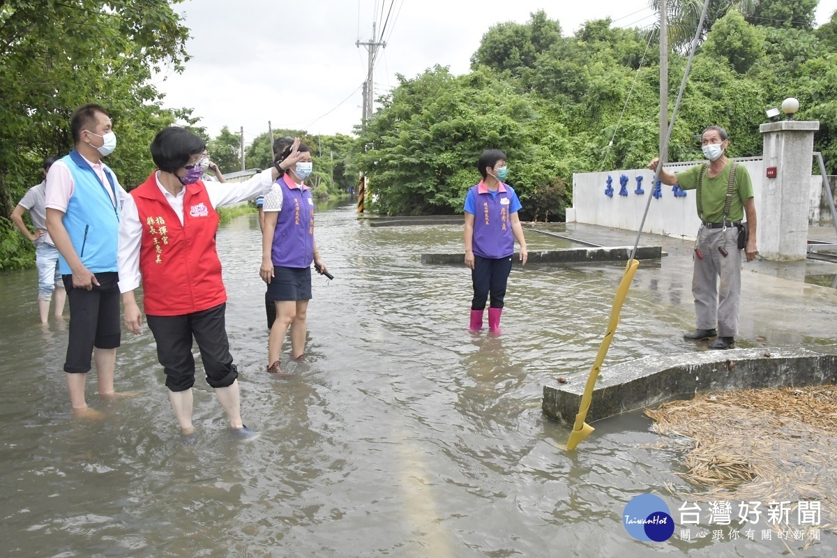 彰化縣強降雨造成大面積淹水,，王惠美視察淹水情形。圖／彰化縣政府提供