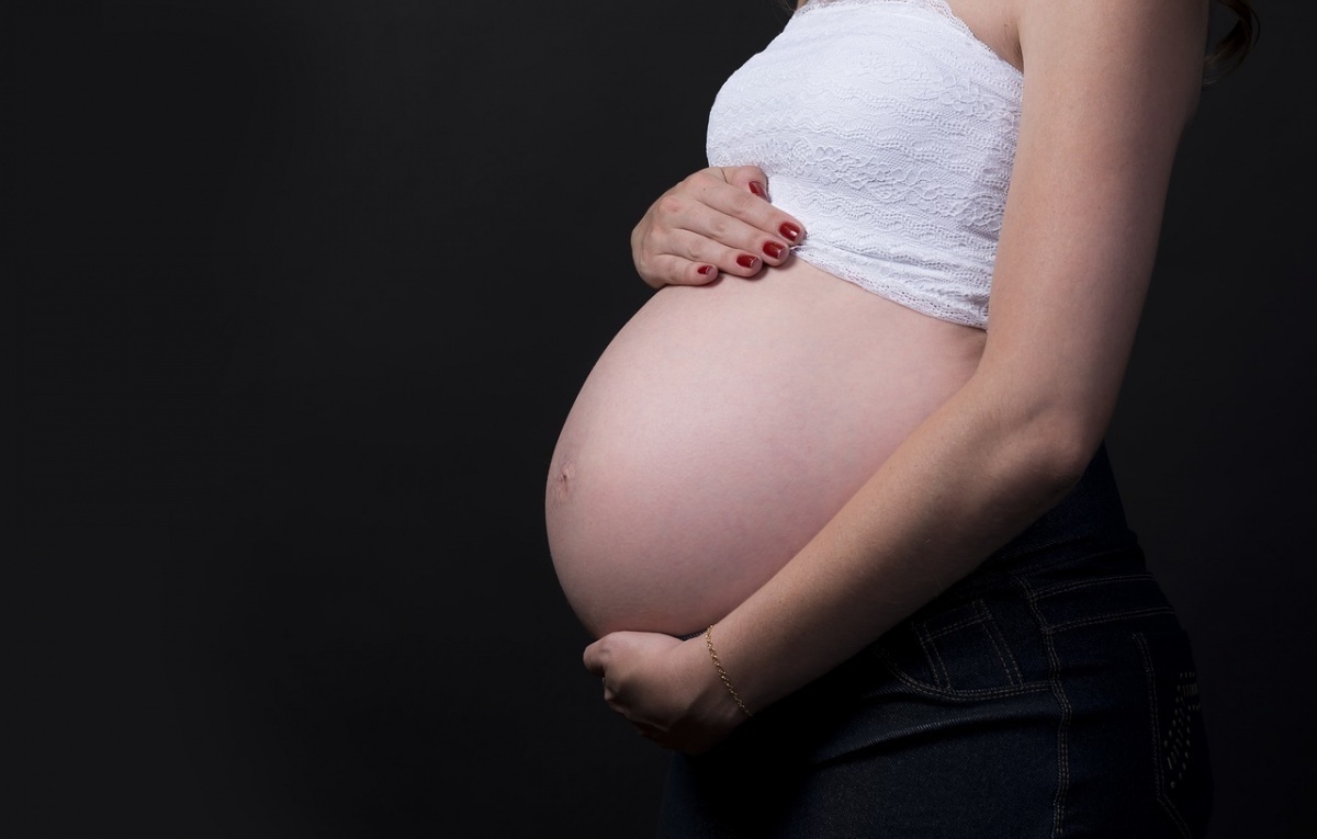 中央流行疫情指揮中心22日正式宣布，經考量孕婦為 COVID-19 感染後容易產生嚴重併發症或導致死亡之族群，為保障懷孕婦女及胎兒健康，建議孕婦應接種COVID-19 疫苗並納入第六類優先接種對象。（圖／Pixabay）