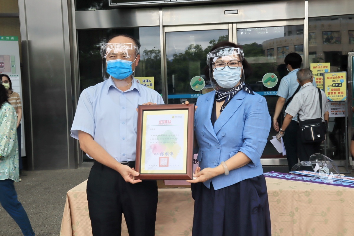 社勞處長林志忠回贈感謝狀。(記者扶小萍攝)