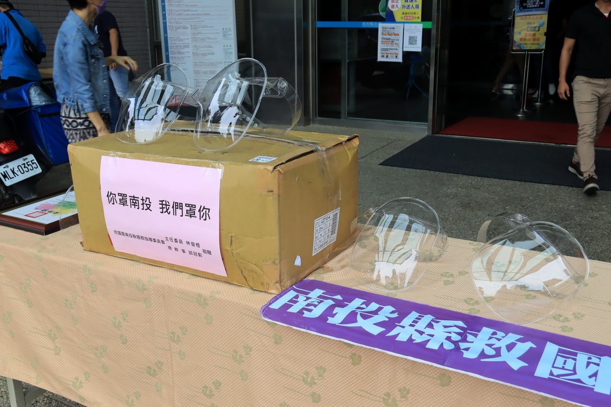 林俊梧力挺昔日夥伴,贈送防護面罩。(記者扶小萍攝)