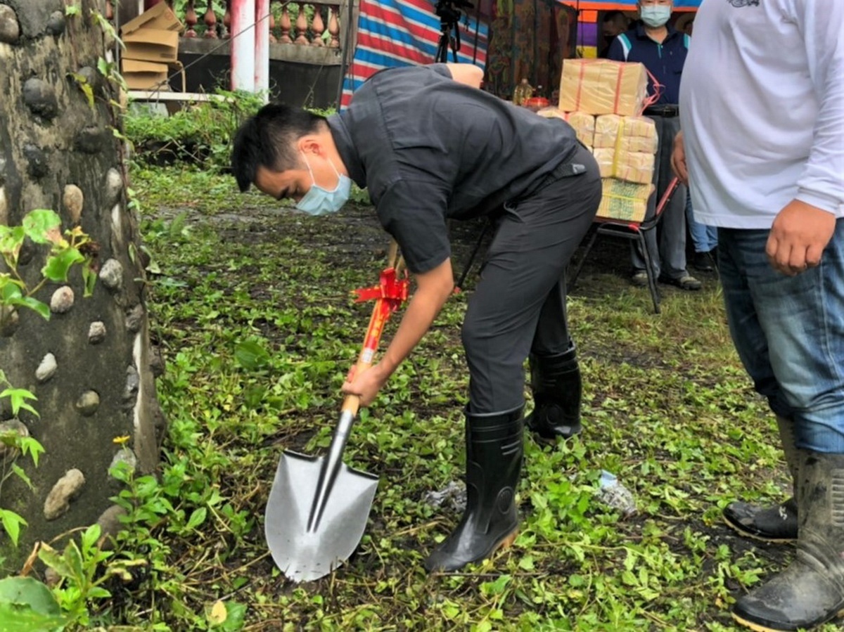 集集鎮第一公墓起堀遷葬破土儀式。