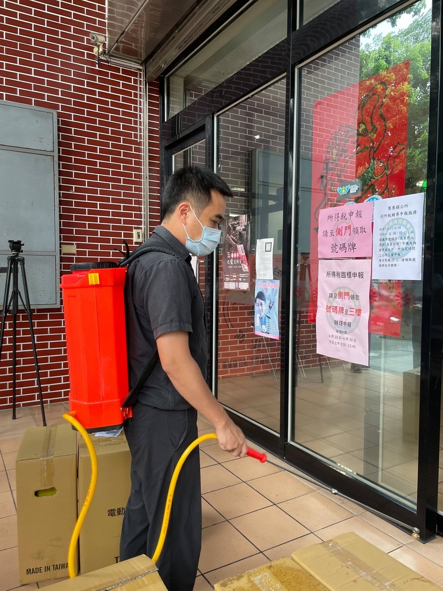 陳鎮長示範使用噴霧消毒機清潔消毒。