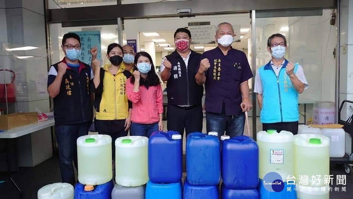 游議員募集消毒水等供名間鄉來清消。(立委服務處提供)