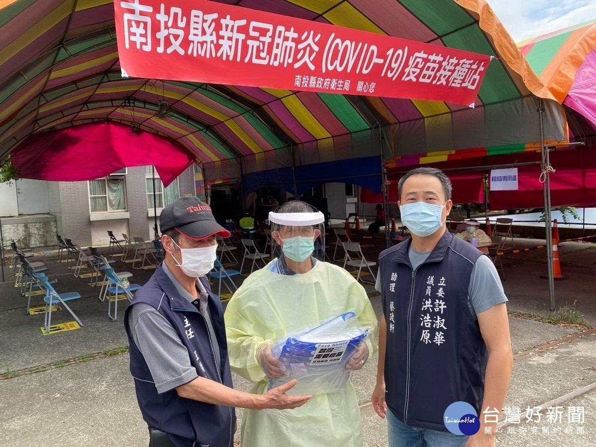 服務團隊贈送民眾醫護口罩面罩等物品。(立委服務處提供)