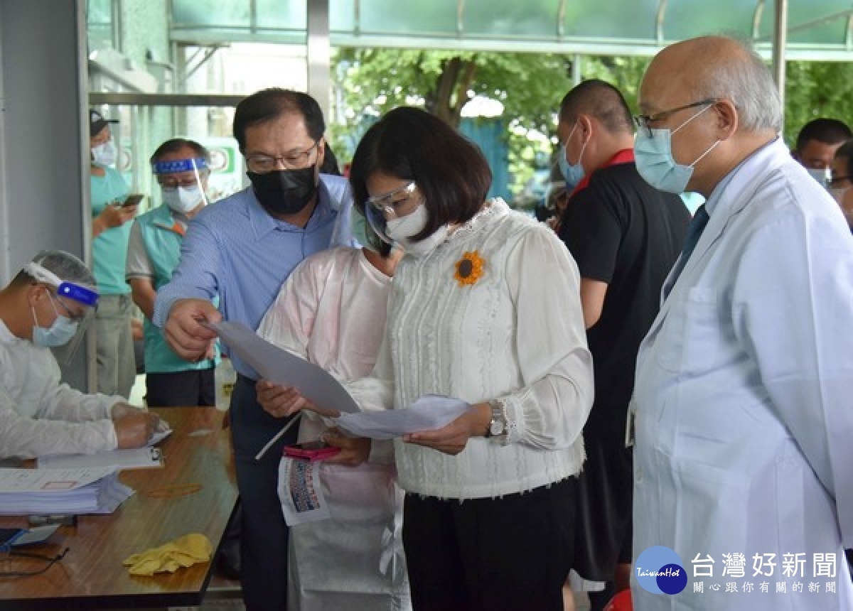 為防堵疫情擴散，雲林縣政府委託基督教醫院針對批發市場、集貨場人員及往返北農果菜市場高風險族群進行快篩作業。