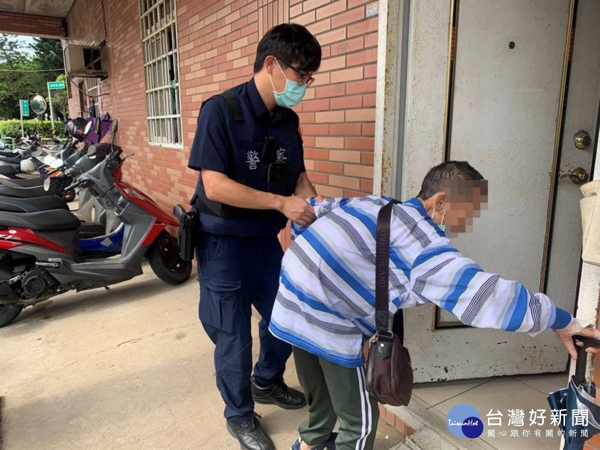 老翁與家人爭吵負氣離家,員警勸說解心結護送返家
