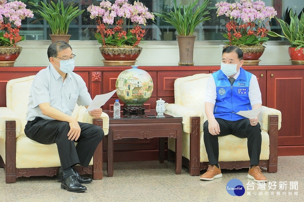 不滿中央牛步化作業,桃園市議長邱奕勝邀集市府秘書長黃治峯、交通局長劉慶豐到市議會了解中豐交流道最新進度。