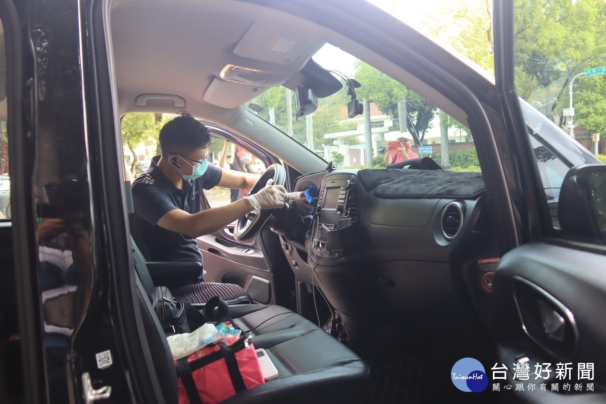 計程車駕駛對於消毒每個細節都要牢牢記住。(記者扶小萍攝)