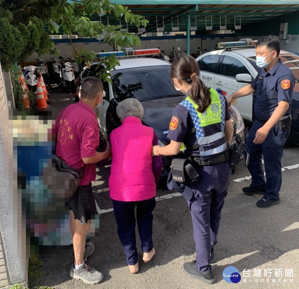 簡姓老婦稱因耳朵疼痛故外出買藥,卻不慎迷了路,警方協助載返住家