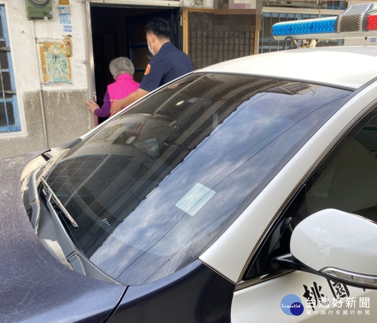 簡姓老婦稱因耳朵疼痛故外出買藥,卻不慎迷了路,警方協助載返住家