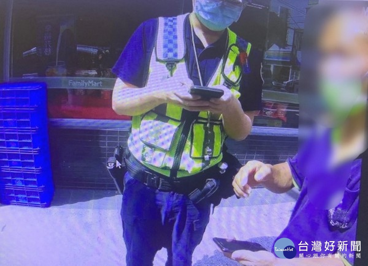 虎尾所員警獲報超商有民眾於ATM前行為可疑,立即趕赴現場揭穿常見之交友詐騙,成功保住鄉親的血汗錢。