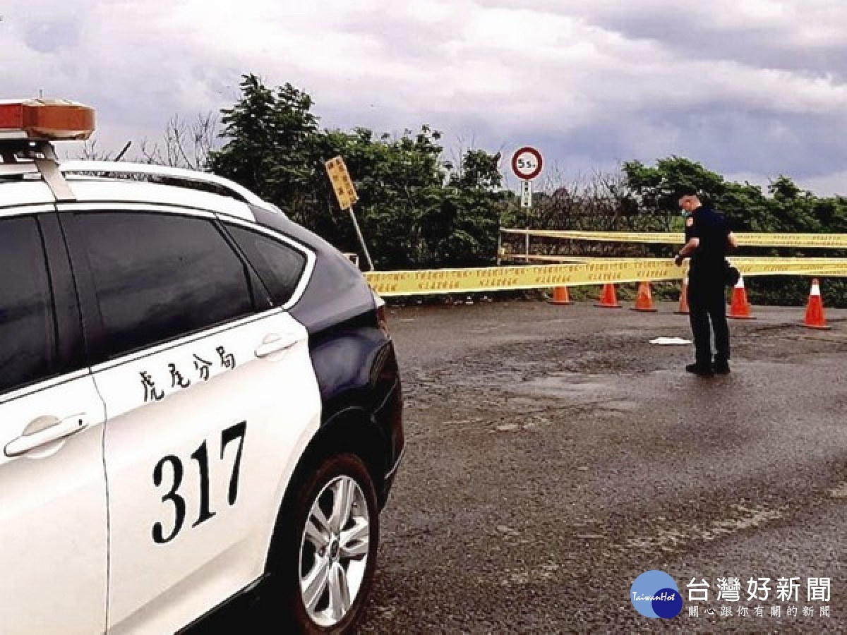 鹿寮派出所所長張添財、警員李青翰為避免強降雨危及用路人安全,冒雨前往轄區易淹水橋梁察看,並擺設警示提醒。