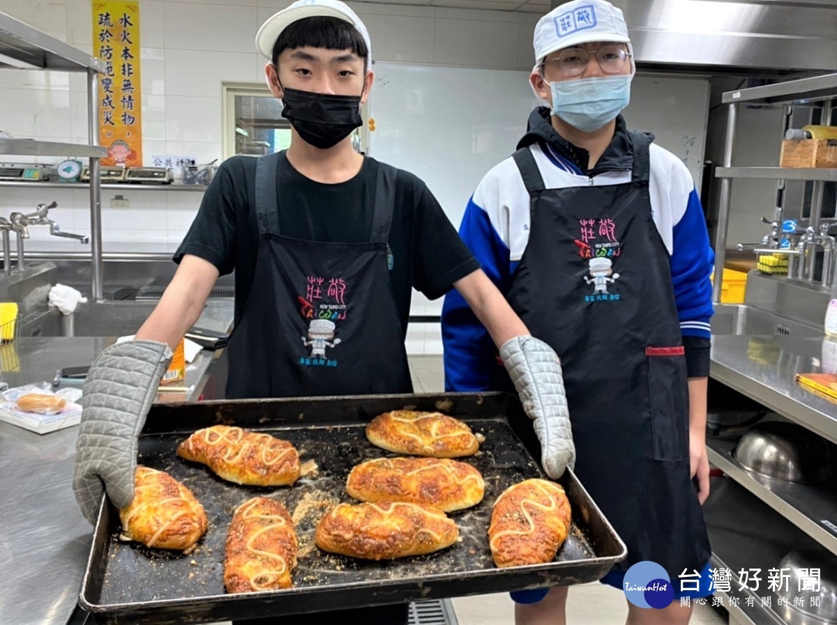 二重國中黃詣倫同學參加餐旅職群飲料調製實務主題榮獲第1名佳績