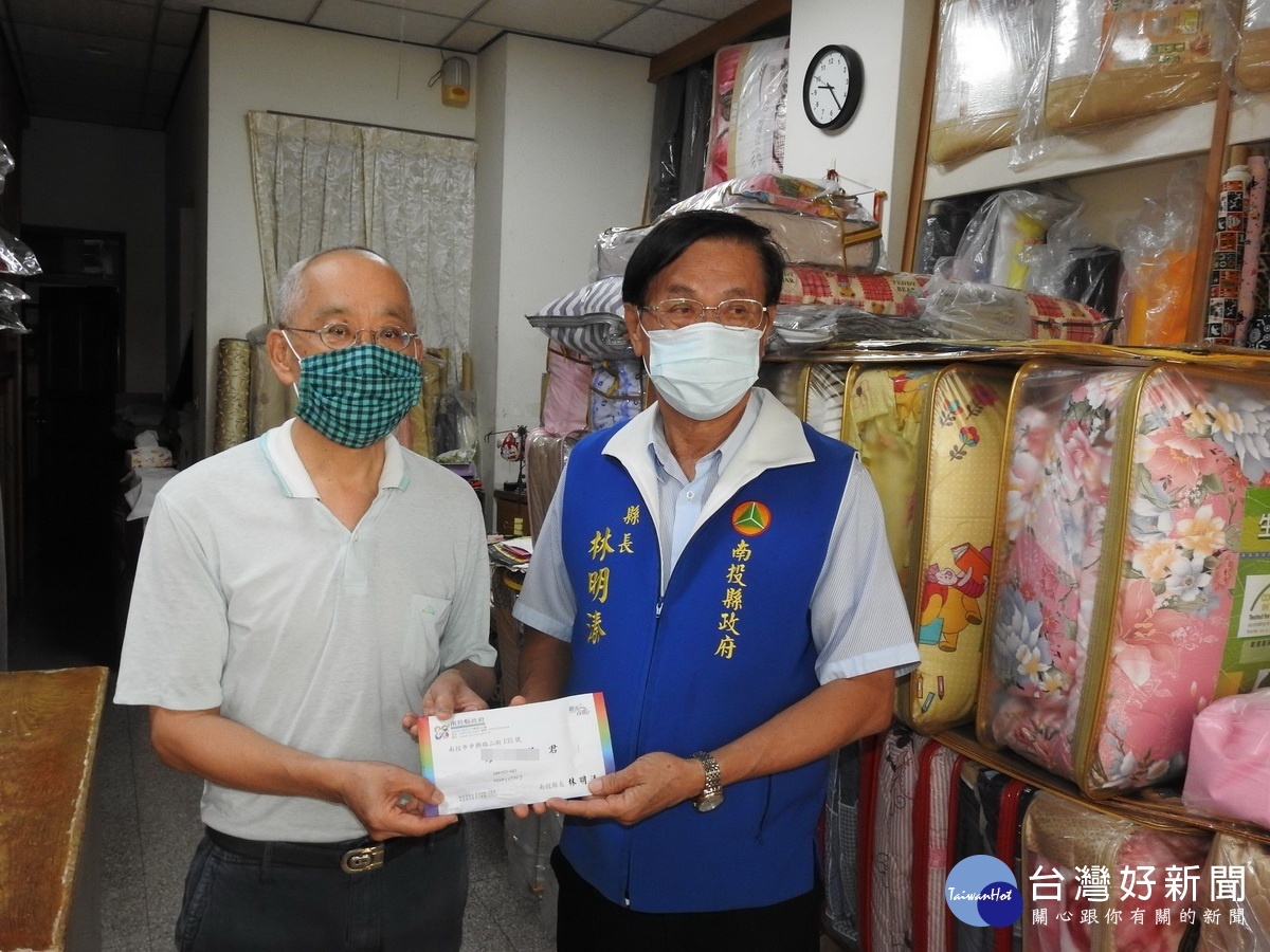 林縣長親自送慰助金。(縣府提供)