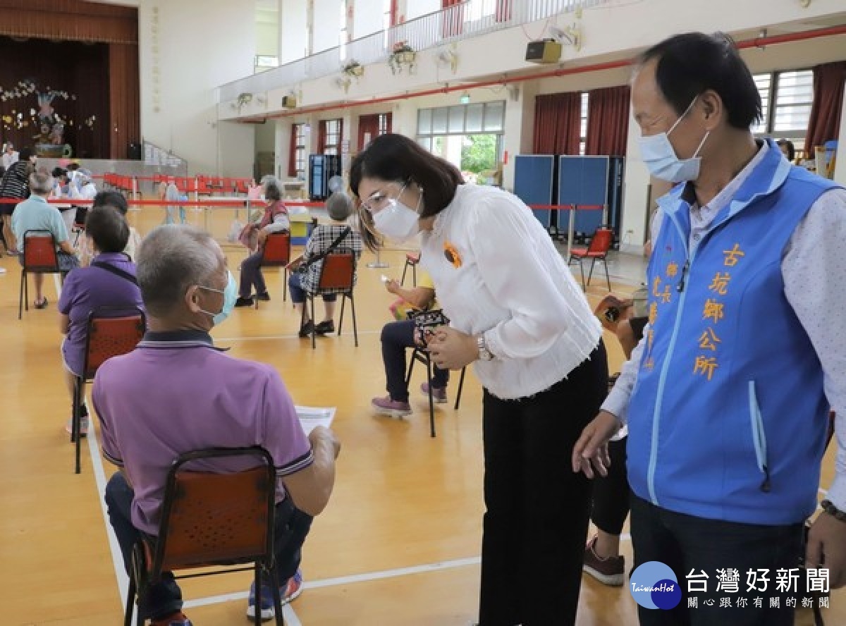 雲縣第三波長者疫苗施打在20鄉鎮市同步進行,縣長張麗善前往視察,提醒長輩多喝水、多休息,亦感謝相關人員協助配合。