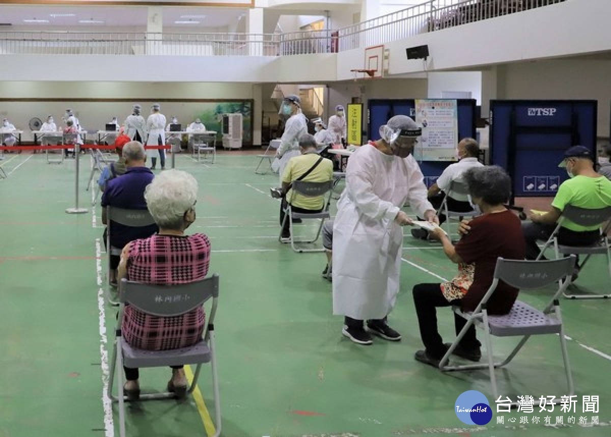 雲縣第三波長者疫苗施打在20鄉鎮市同步進行,縣長張麗善前往視察,提醒長輩多喝水、多休息,亦感謝相關人員協助配合。