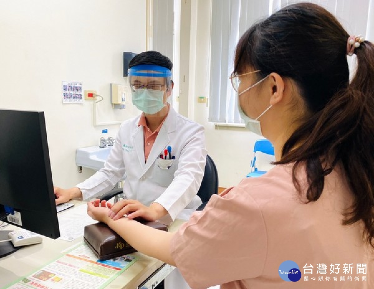 北港媽祖醫院為讓鄉親能坦然面對嚴峻疫情,中西醫聯合提出舒緩身心的建議,照顧民眾的身心健康。