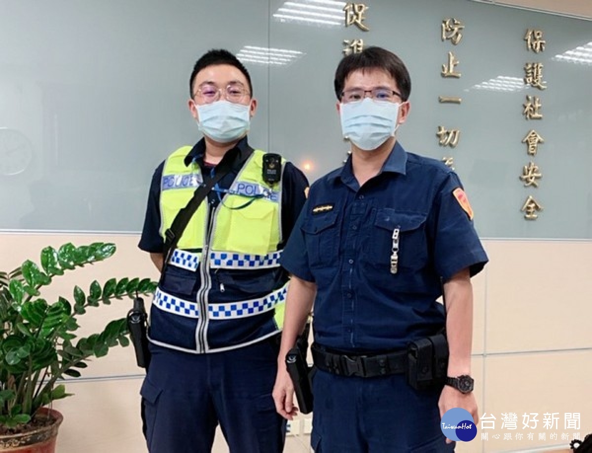 男子凌晨騎車陰不熟悉路況,自撞橋墩翻覆跌落大排內,金湖派出所獲報飛奔馳援,迅即將人救起,並通報119支援送醫。