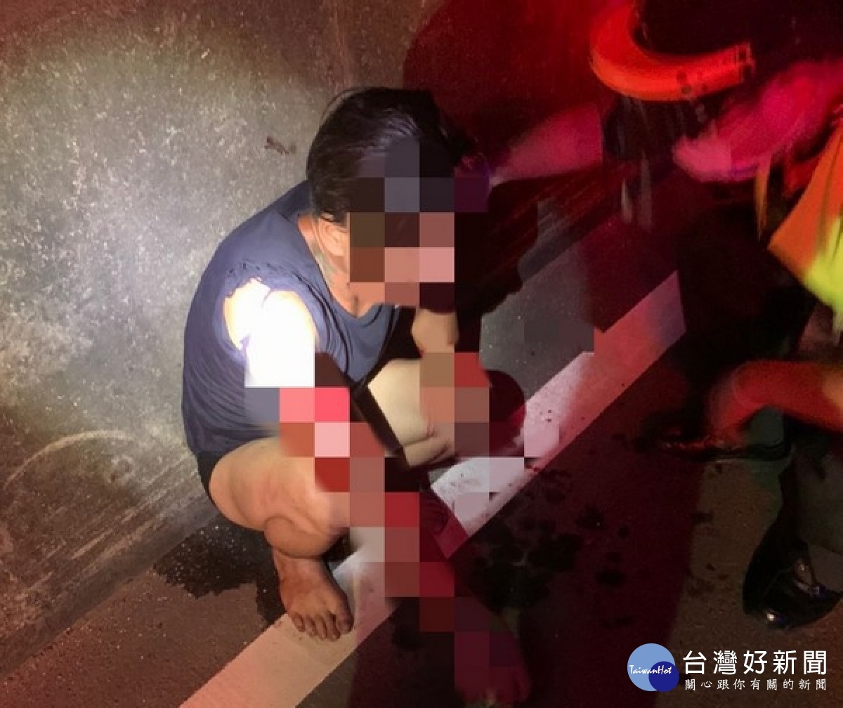 男子凌晨騎車陰不熟悉路況,自撞橋墩翻覆跌落大排內,金湖派出所獲報飛奔馳援,迅即將人救起,並通報119支援送醫。