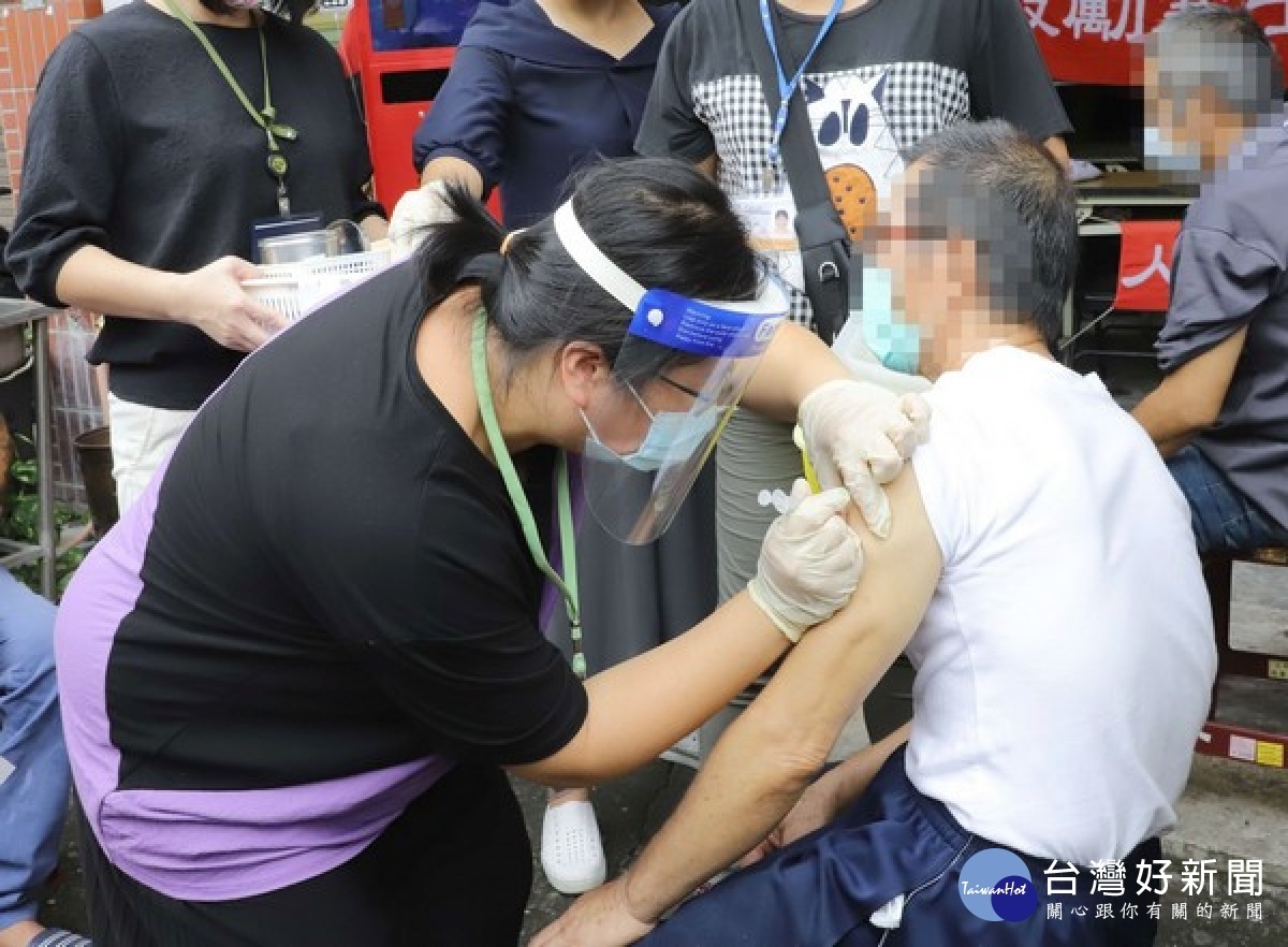 雲林縣政府社會處與衛生局聯手協助街友接種疫苗，張麗善縣長到場關懷並提醒多注意身體狀況。