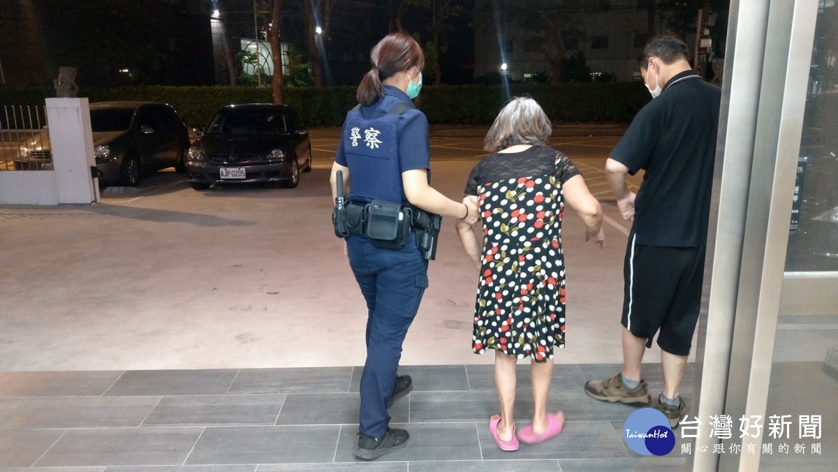 警方發現失智老婦人獨自蹲坐路邊,帶返所並通知其家屬到場領回