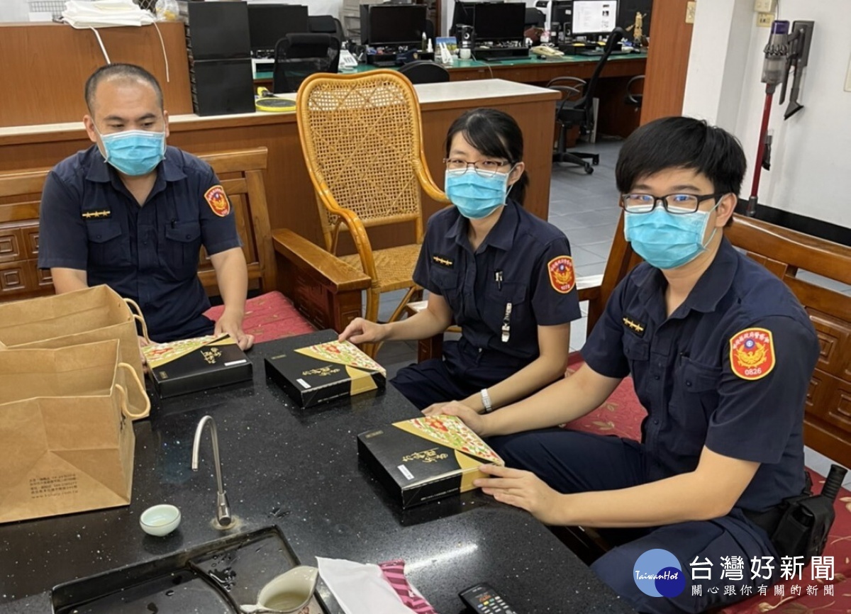 草屯同仁都接獲署長便當。(草屯分局提供)