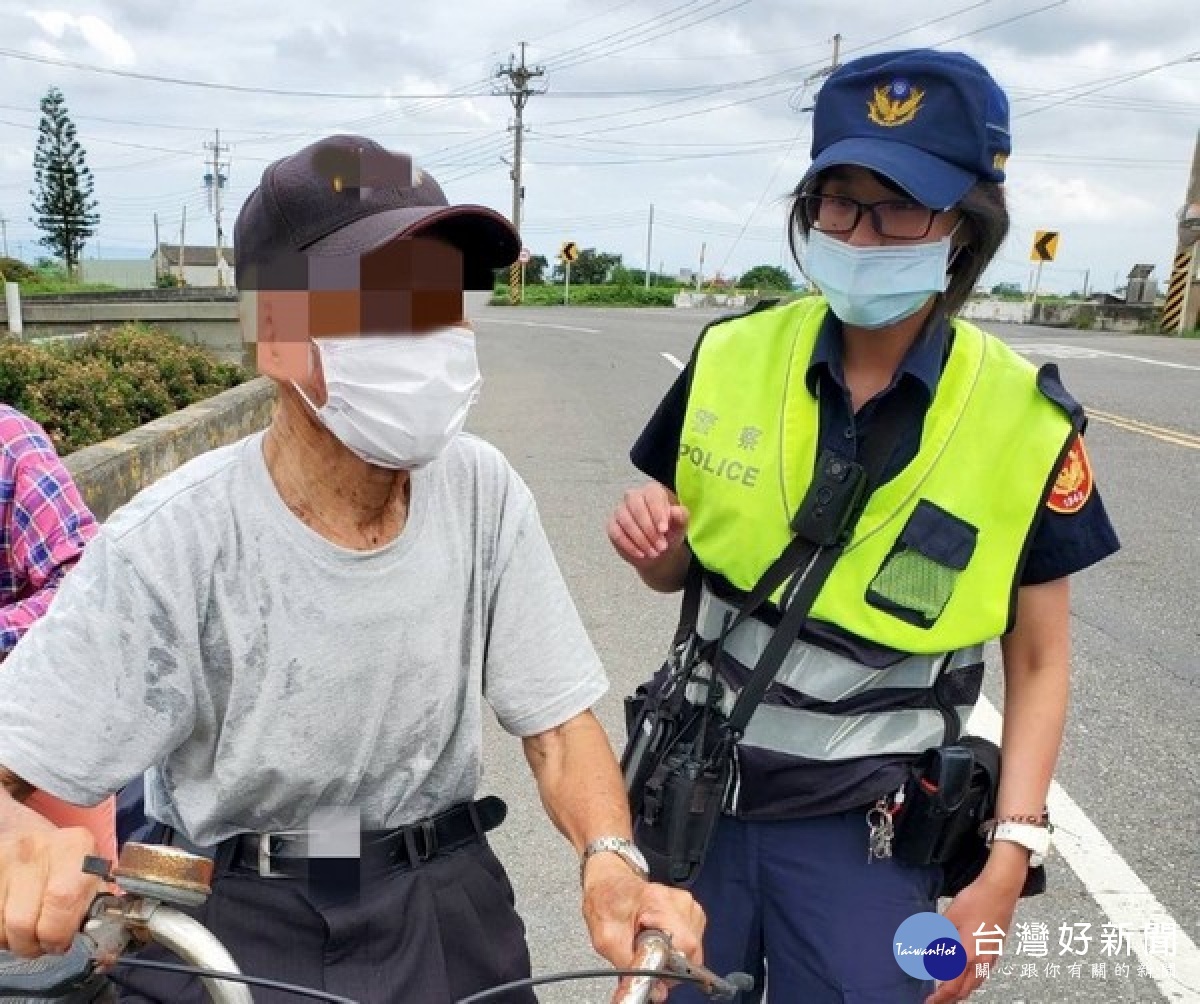 北港警方接獲失蹤人口協尋通報,立刻積極展開尋人任務,於通報1小時內即順利尋獲老翁,並通知家屬平安接送返家。