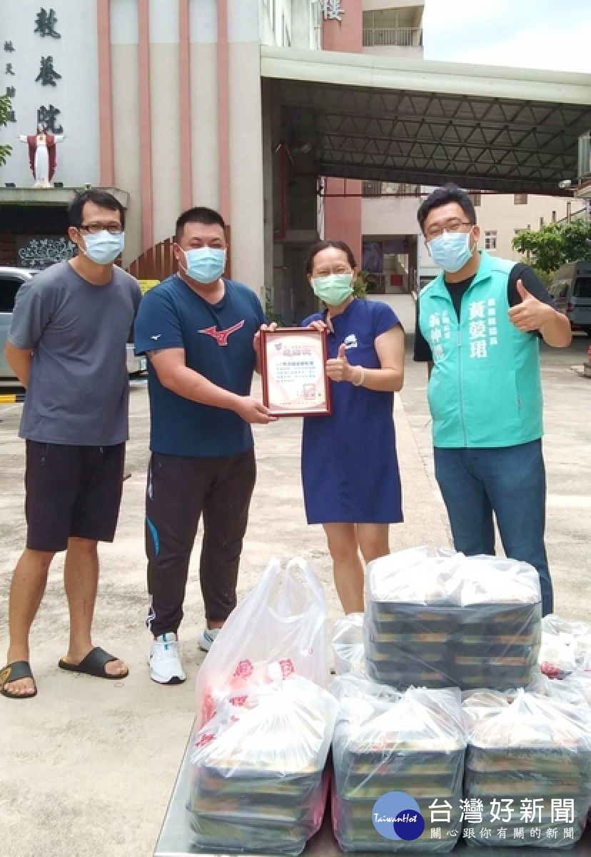 「喬木屋家廚料理」分送精緻便當給雲嘉地區教養院及醫療單位,將消費者的支持轉化成對弱勢的關愛,並為第一線防疫人員加油打氣。