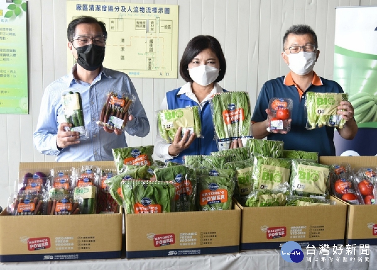 縣長張麗善、農業處長吳芳銘前往了解包裝場運作的流程及防疫作為,確保雲林蔬果「零污染」,為全國民眾食安把關。