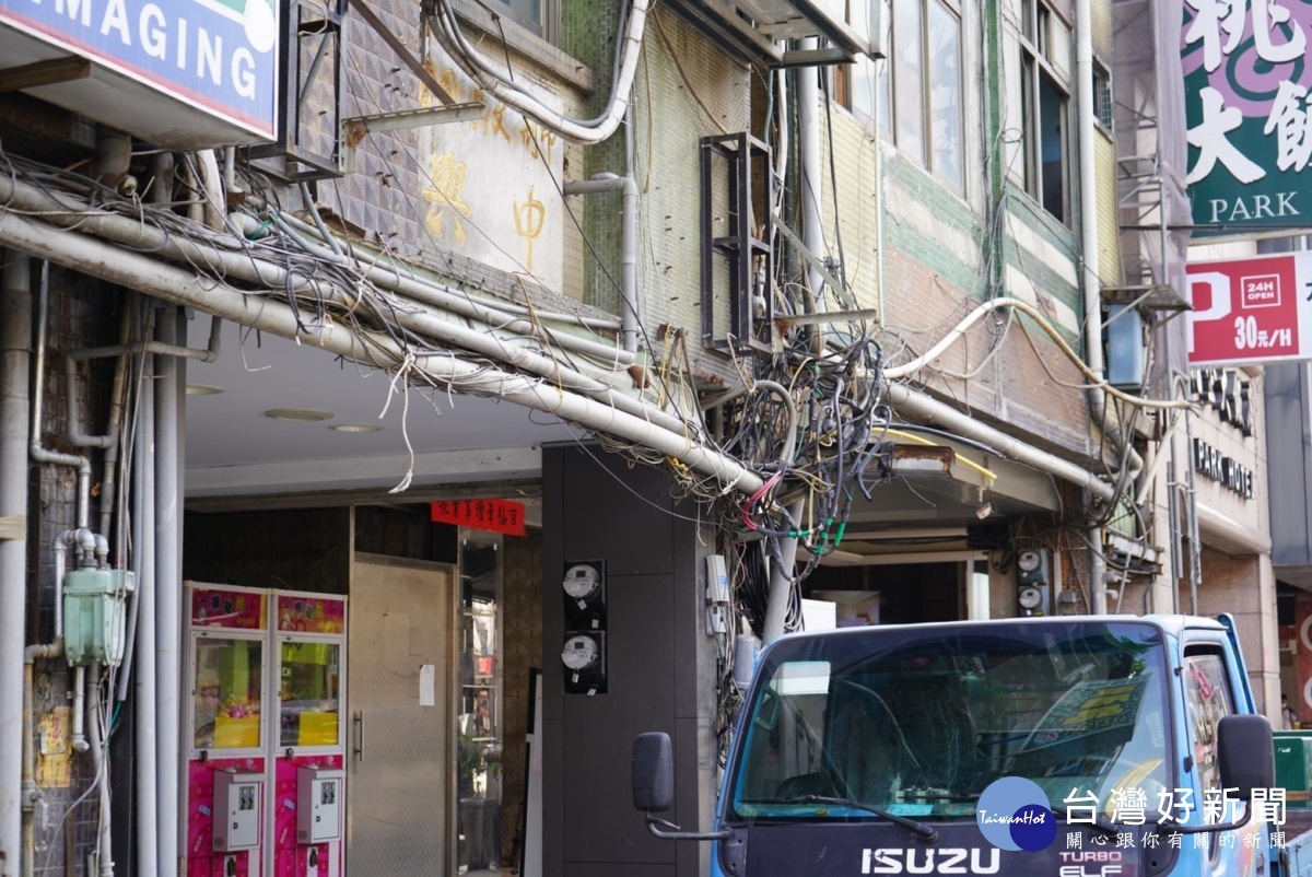 中壢區中正路居民陳情,指路邊電線、電纜亂象,嚴重影響市容觀瞻
