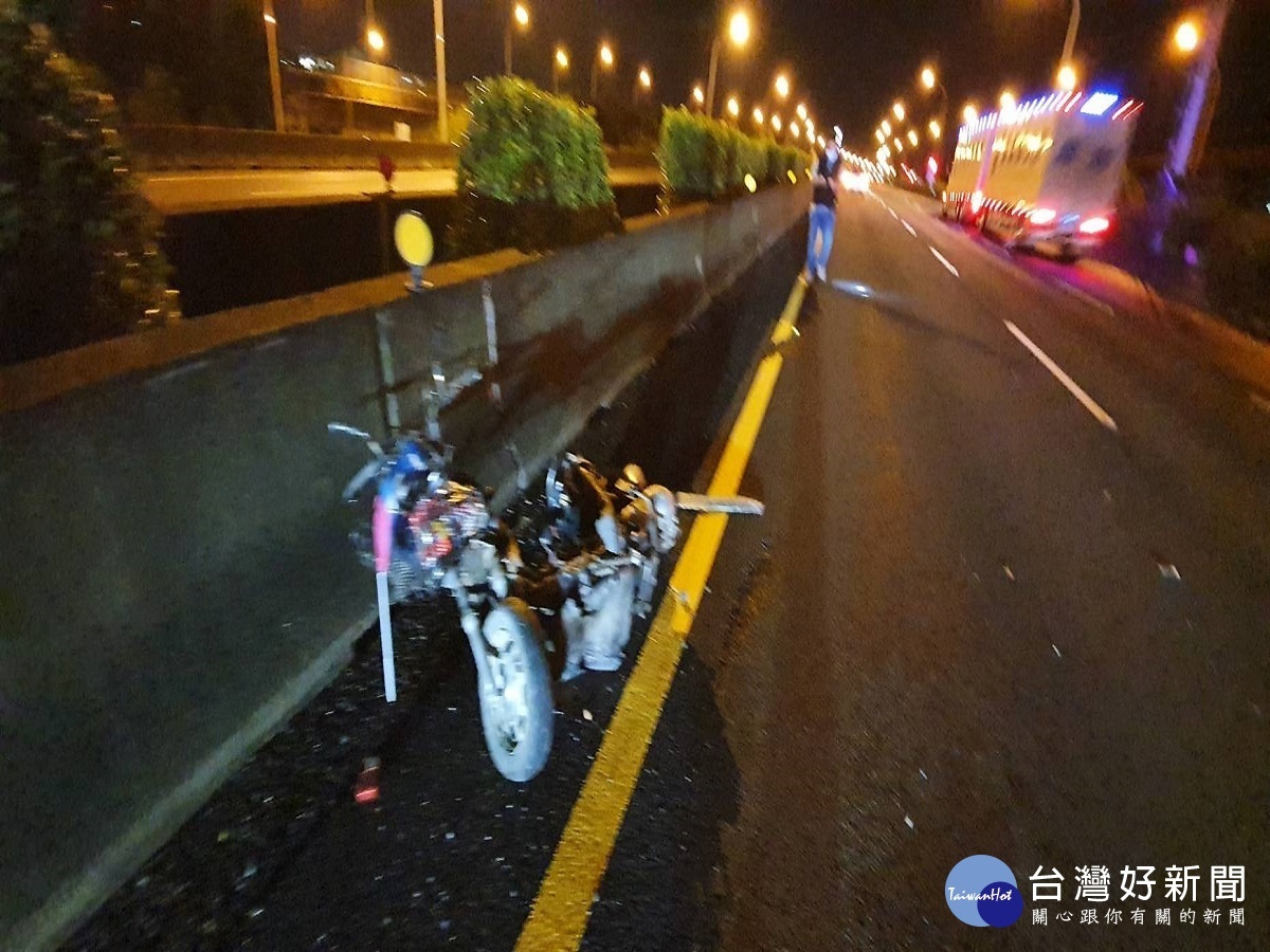 老翁騎車誤上國道遭撞 身卡分隔島當場身亡