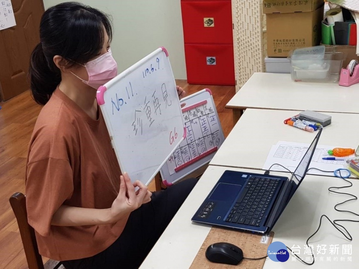 積穗國小專輔教師蔡依婷指出,在停課後立即與家長聯繫完成Meet線上小團體環境,讓孩子們在家也能和同學與老師分享心情、進行人際互動