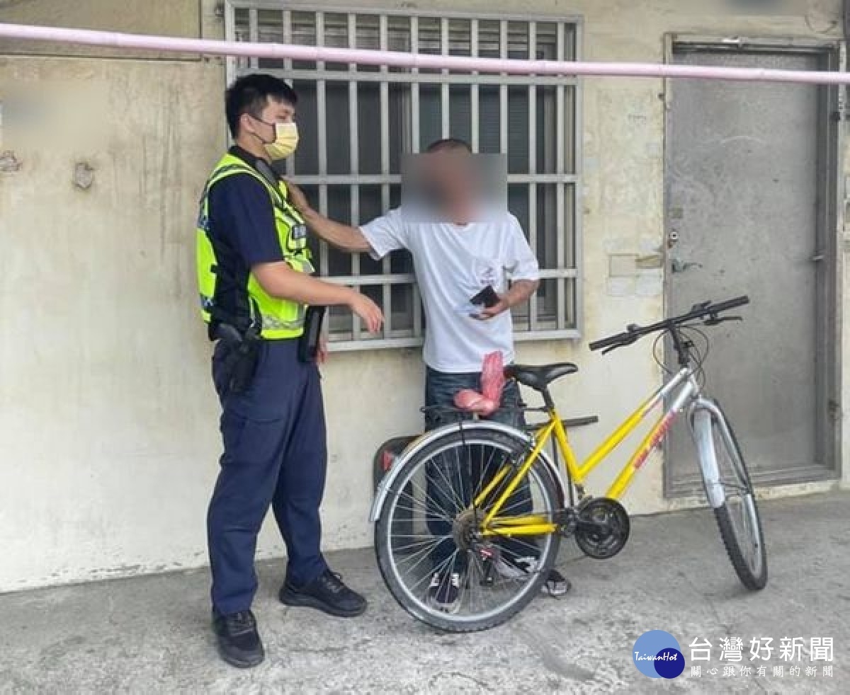 老翁中午外出卻不堪烈日暈眩倒地,橋頭所員警巡邏經過及時給予援助,並安全將老翁送返家中,深獲家屬感謝與肯定。