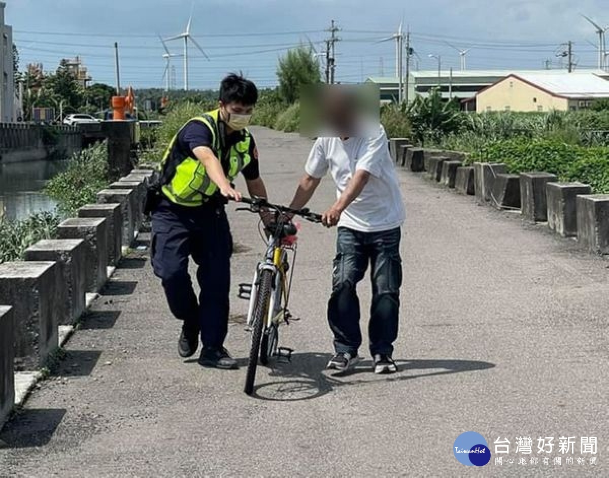 老翁中午外出卻不堪烈日暈眩倒地,橋頭所員警巡邏經過及時給予援助,並安全將老翁送返家中,深獲家屬感謝與肯定。