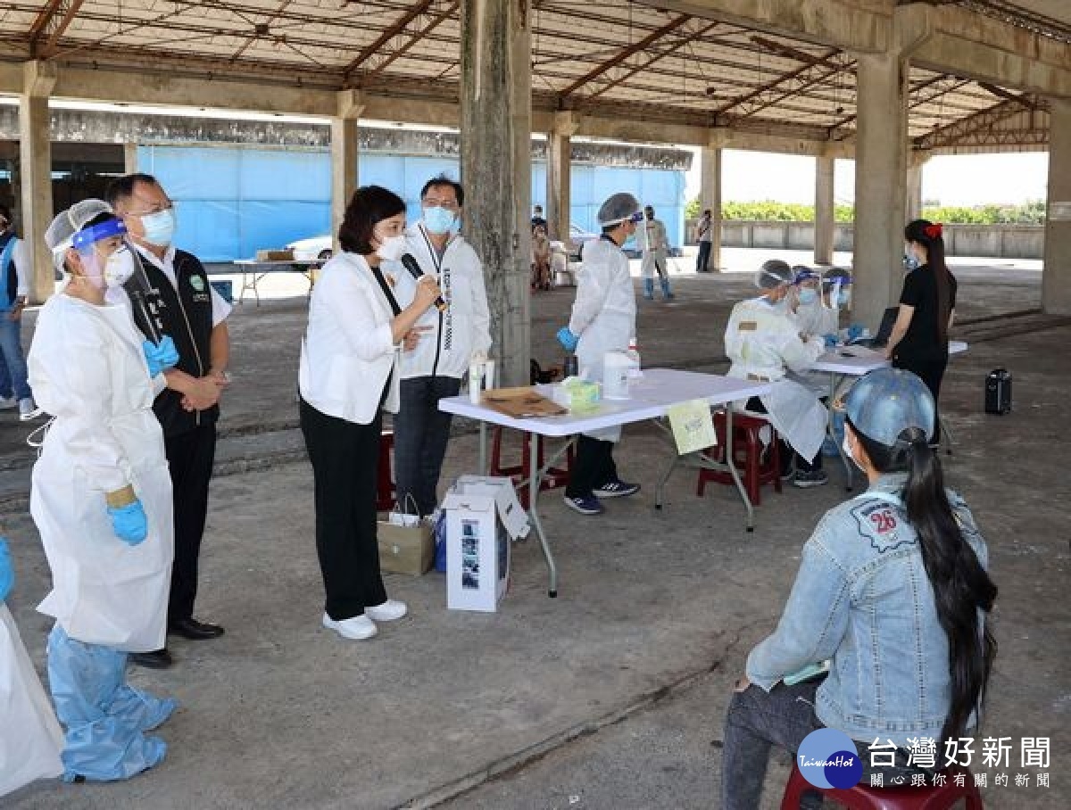 為化解民眾對於屏東確診者相關接觸外藉移工來雲林足跡恐慌,縣府於二崙鄉農會果菜市場設置快篩站,執行移工快篩作業。